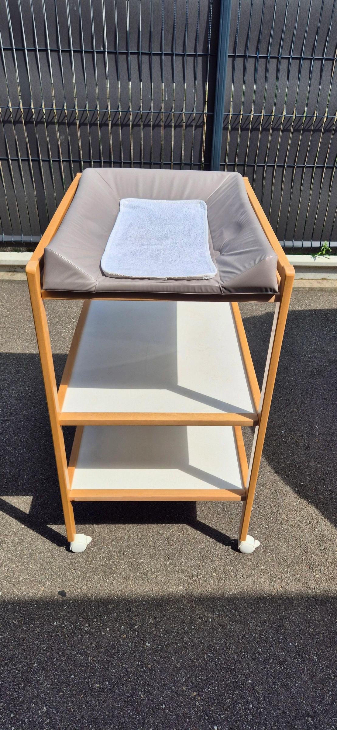 Table à langer sur roulettes 
